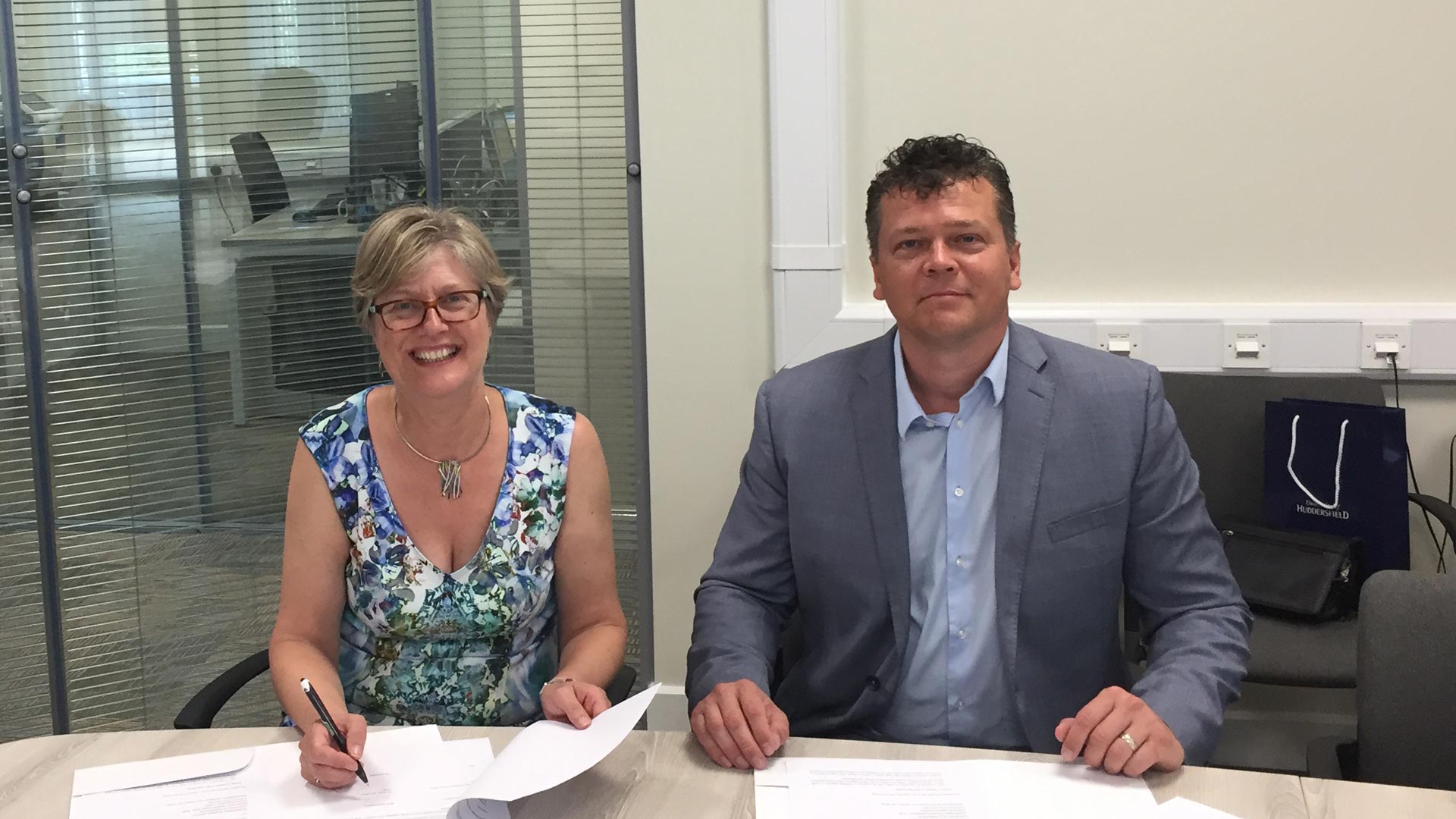 Professor Jill Johnes and Associate Professor David Tucek sign our new Bachelor and Master mobility agreements.