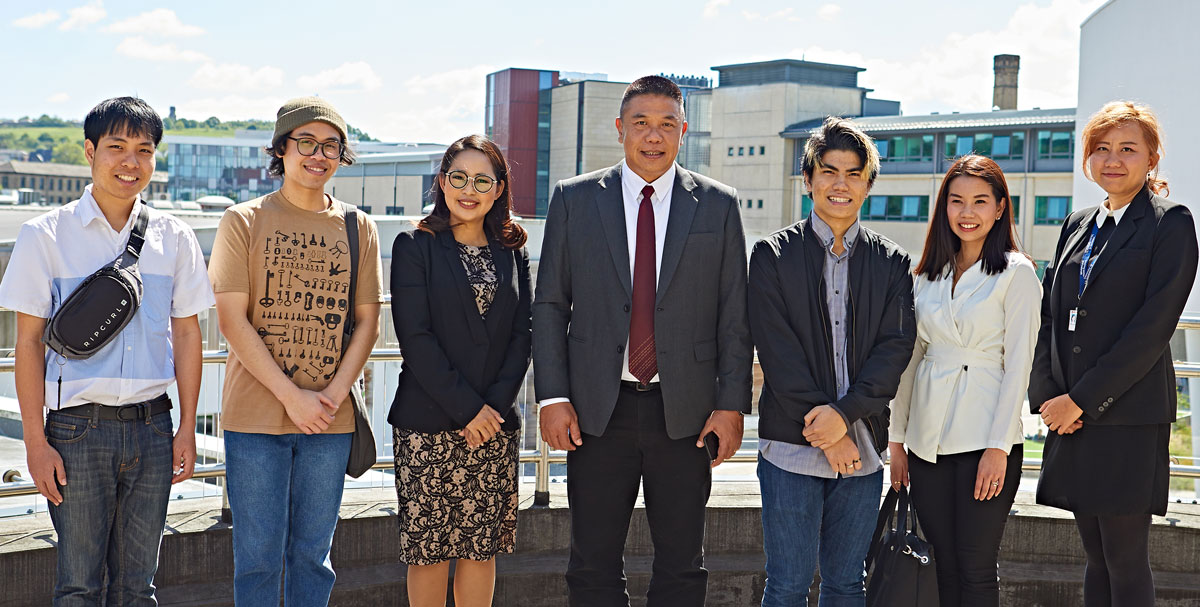 Police Lieutenant General Ronasilp Phusara (centre) and Police Lieutenant Colonel Nutthika Keeratithammakrit (third left) with students from the University’s Thai Students’ Society