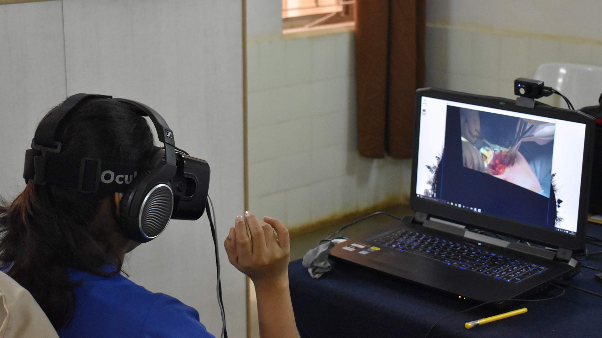 A dentistry student wearing a virtual reality headset