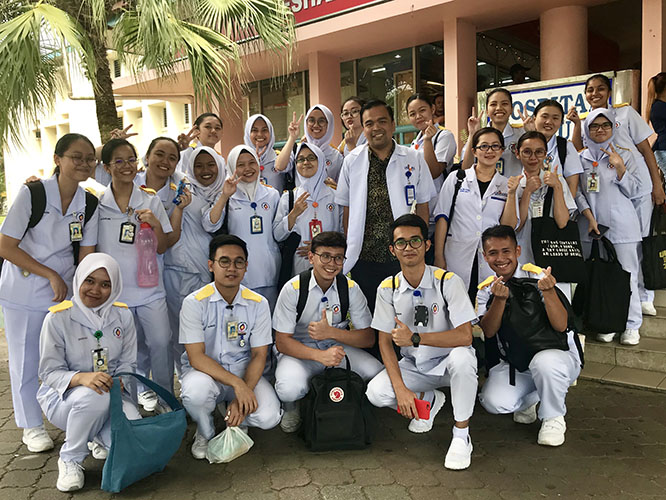 Rex Belang with nurses