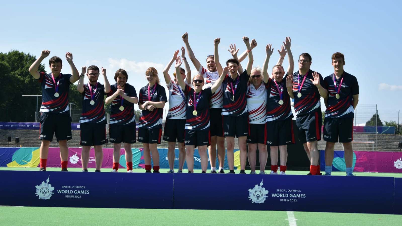 Lochlann Kaye standing with a disability hockey team
