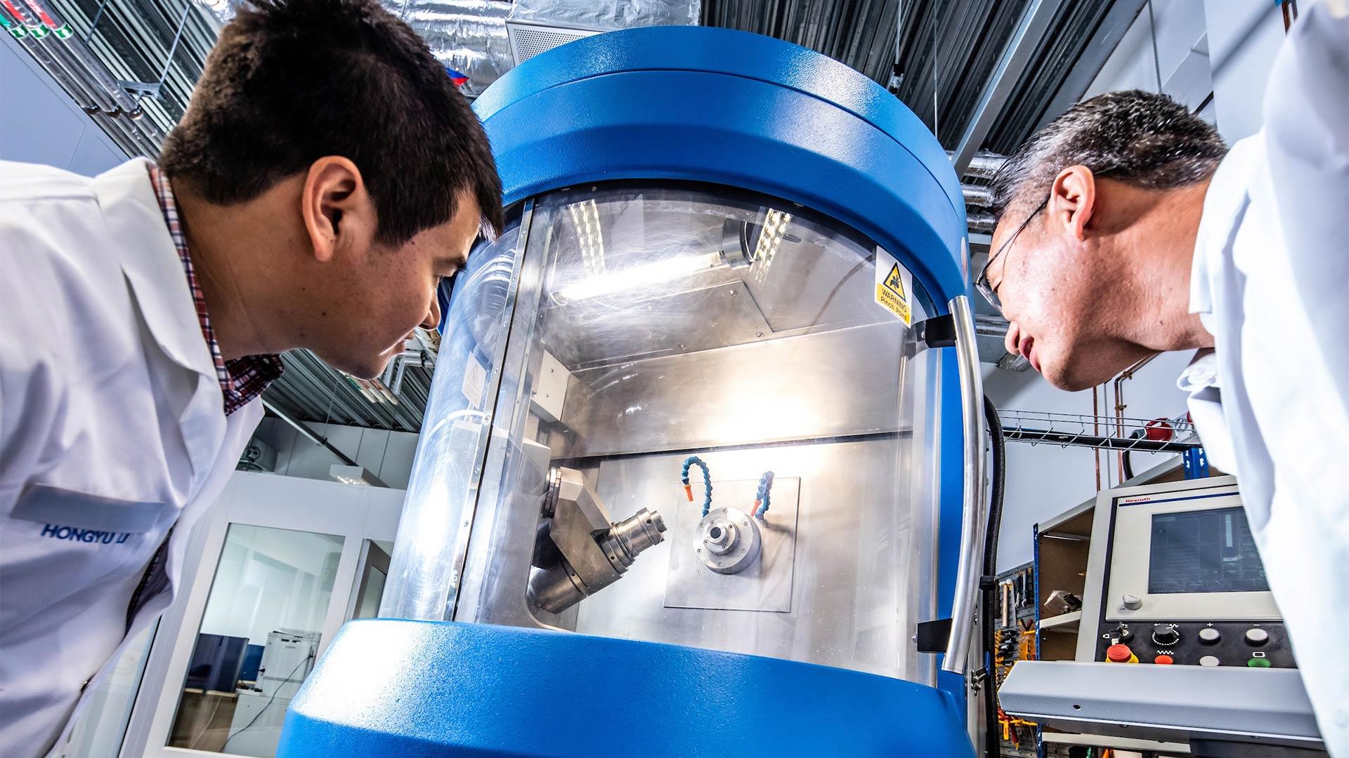 Dr Guoyu Yu and another scientist in a lab