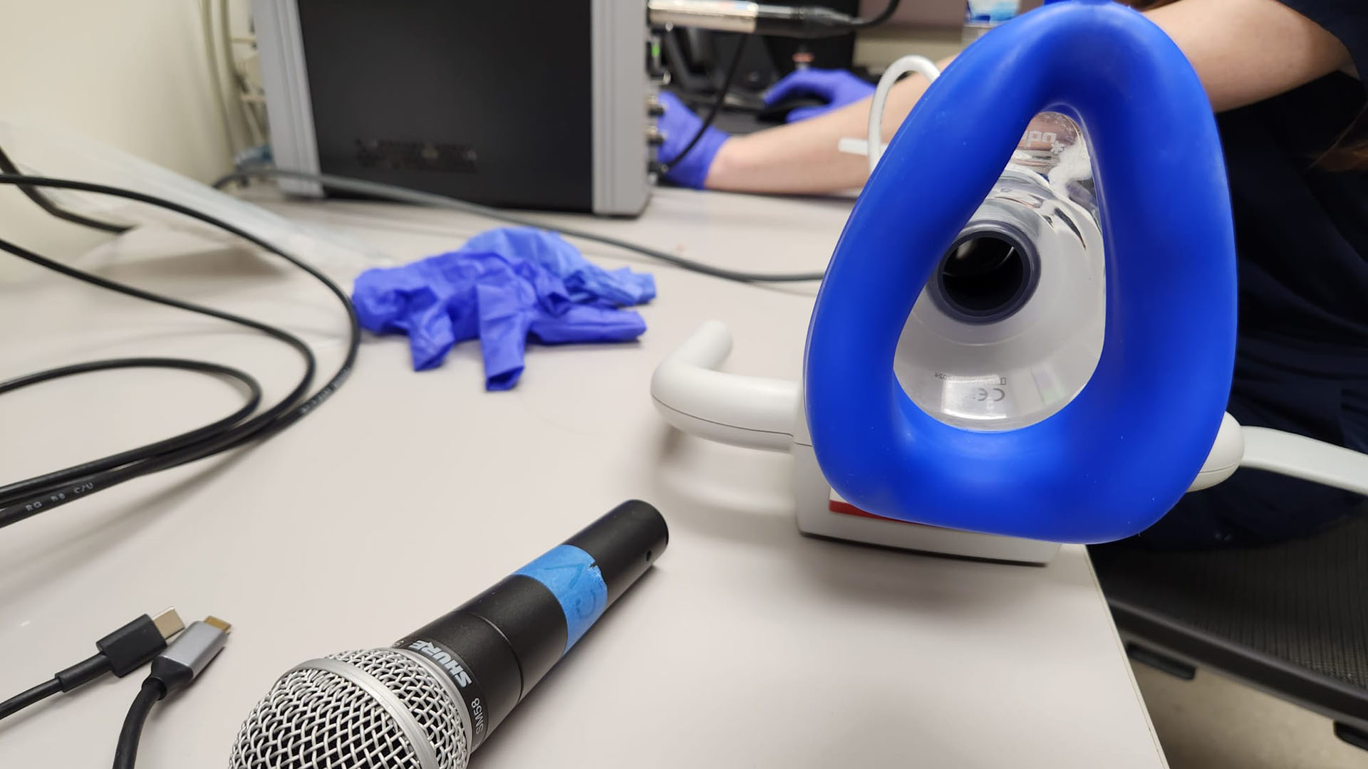 A microphone and breathing apparatus