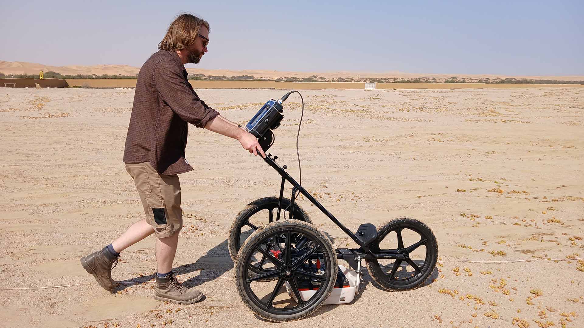 A ground penetrating radar device is used in a sandy cemetery location