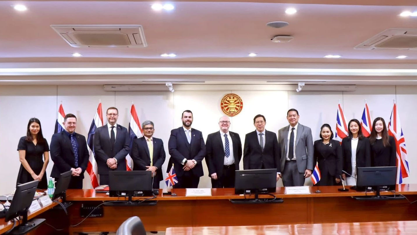 Huddersfield and Thammasat representatives in a group