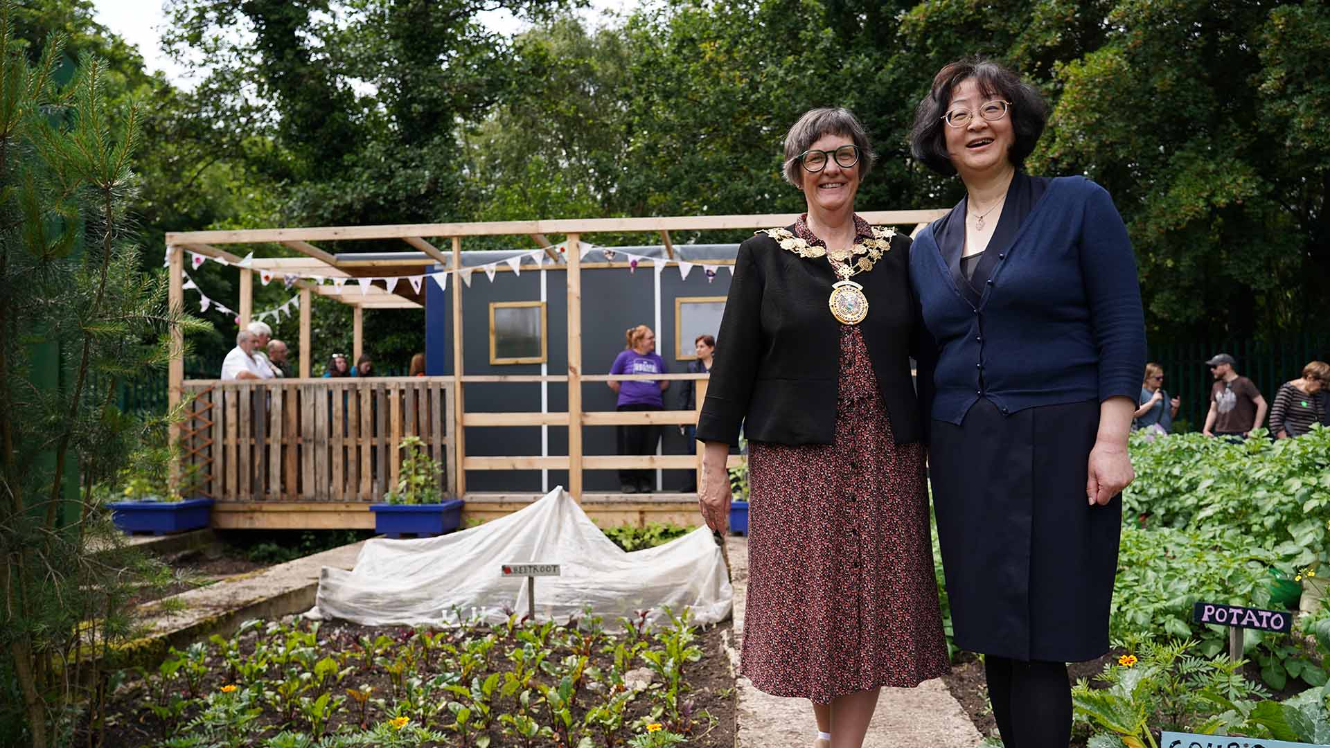 Dr Yun Gao and Mayor Councillor Karen Allison