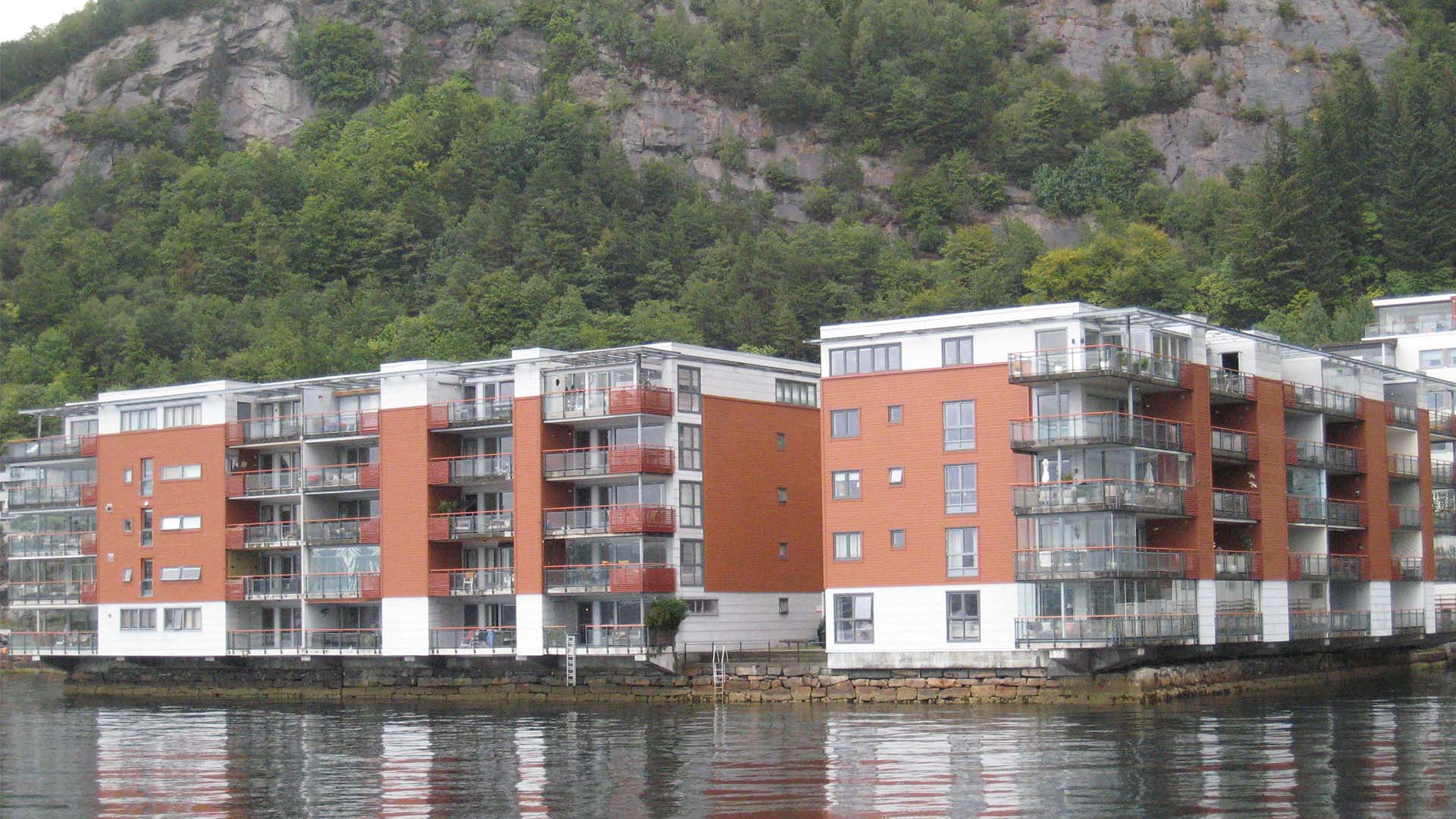 Image of houses next to a lake