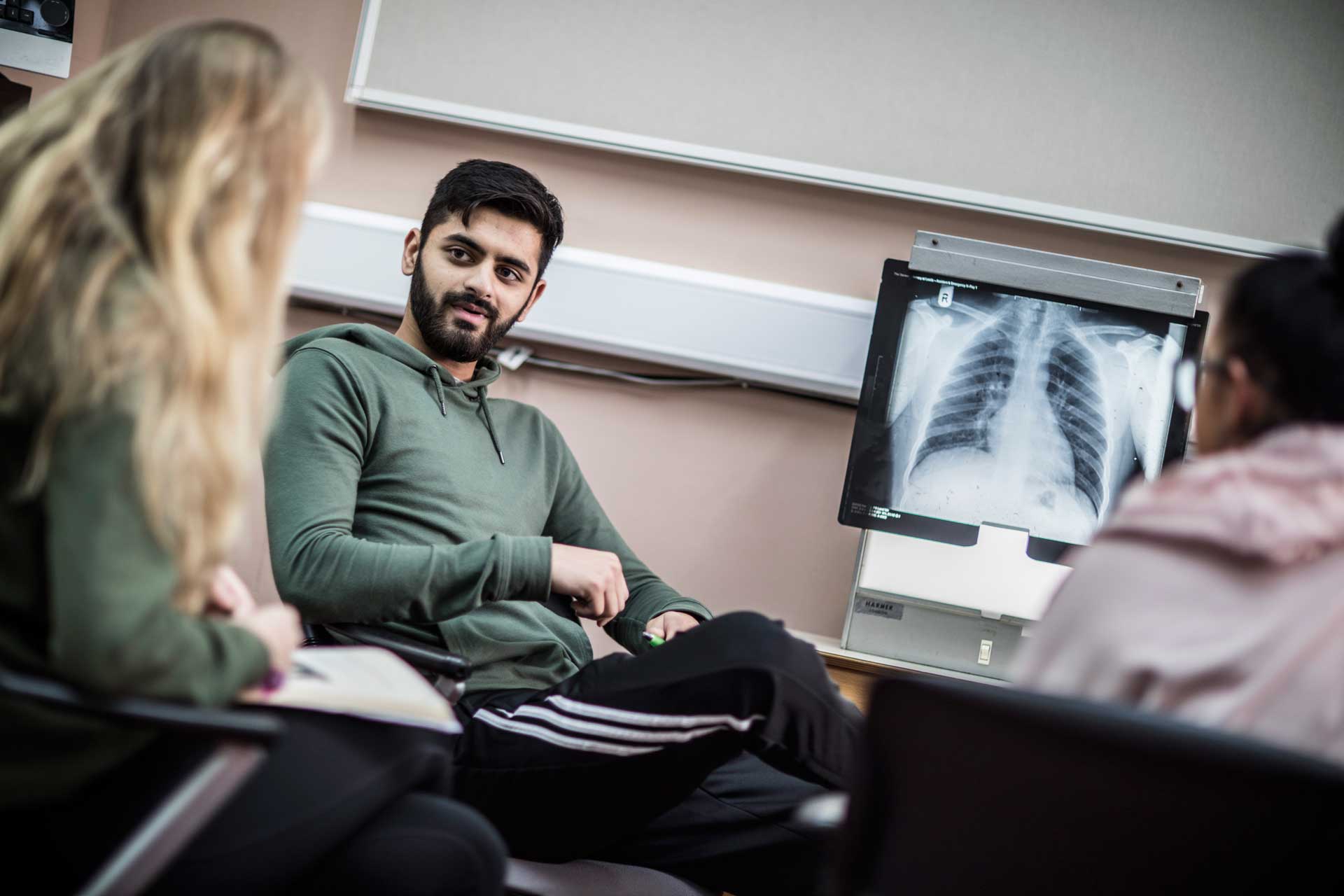 Students interpreting chest X-rays 